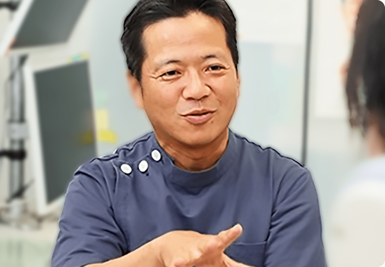 真剣な表情で話す男性医療スタッフ