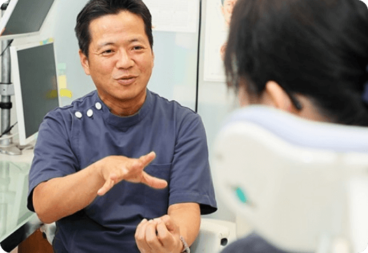 医療従事者が患者と向き合い、親身に説明や相談をしている場面。