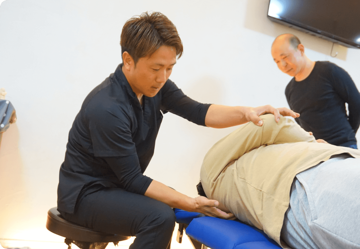 施術の実技指導を行う様子