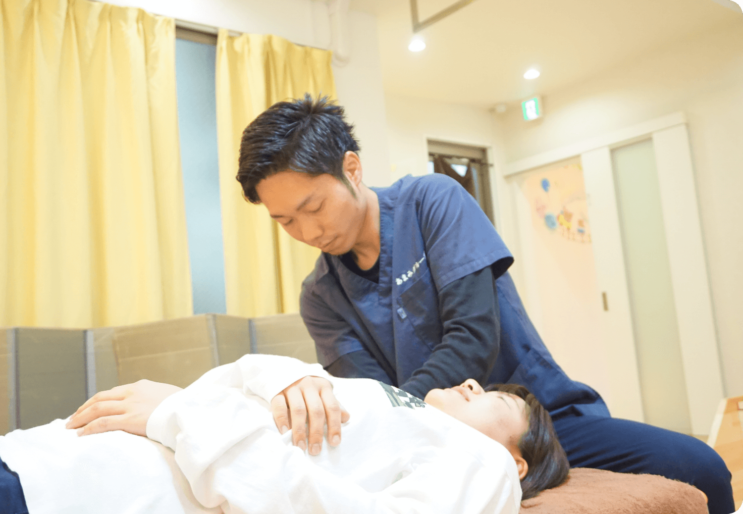 施術の実技指導を行う様子