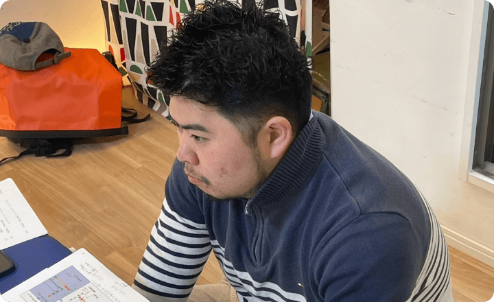 講義を受ける男性の学生の様子