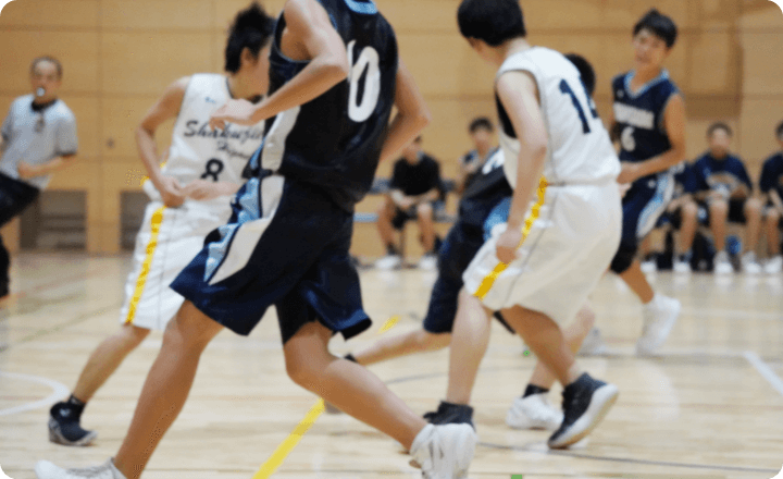 バスケットボール中の中学生をサポートする様子