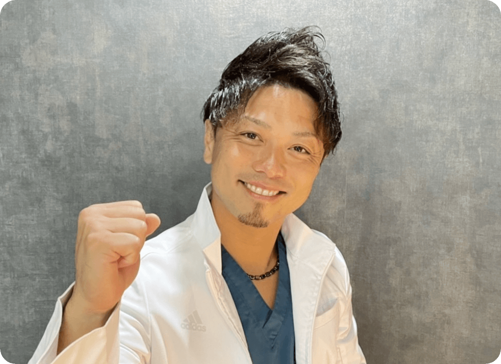 ポーズをとる林孝太郎先生