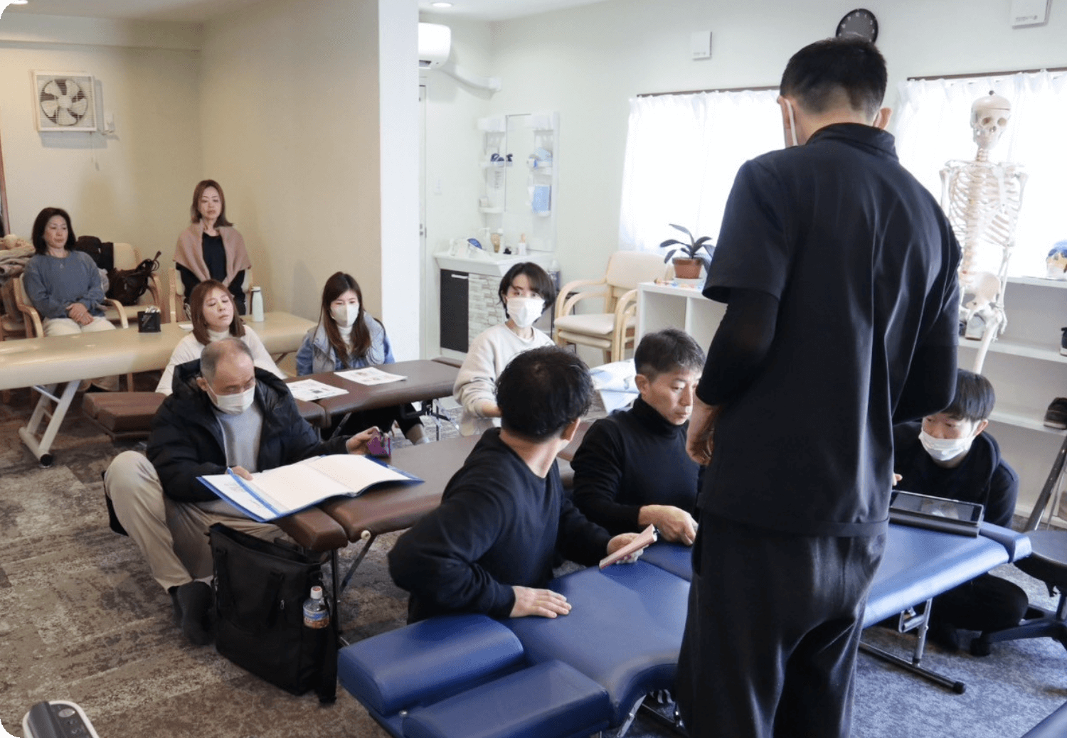ノートや資料を見ながら、真剣に話を聞いている受講者たち。