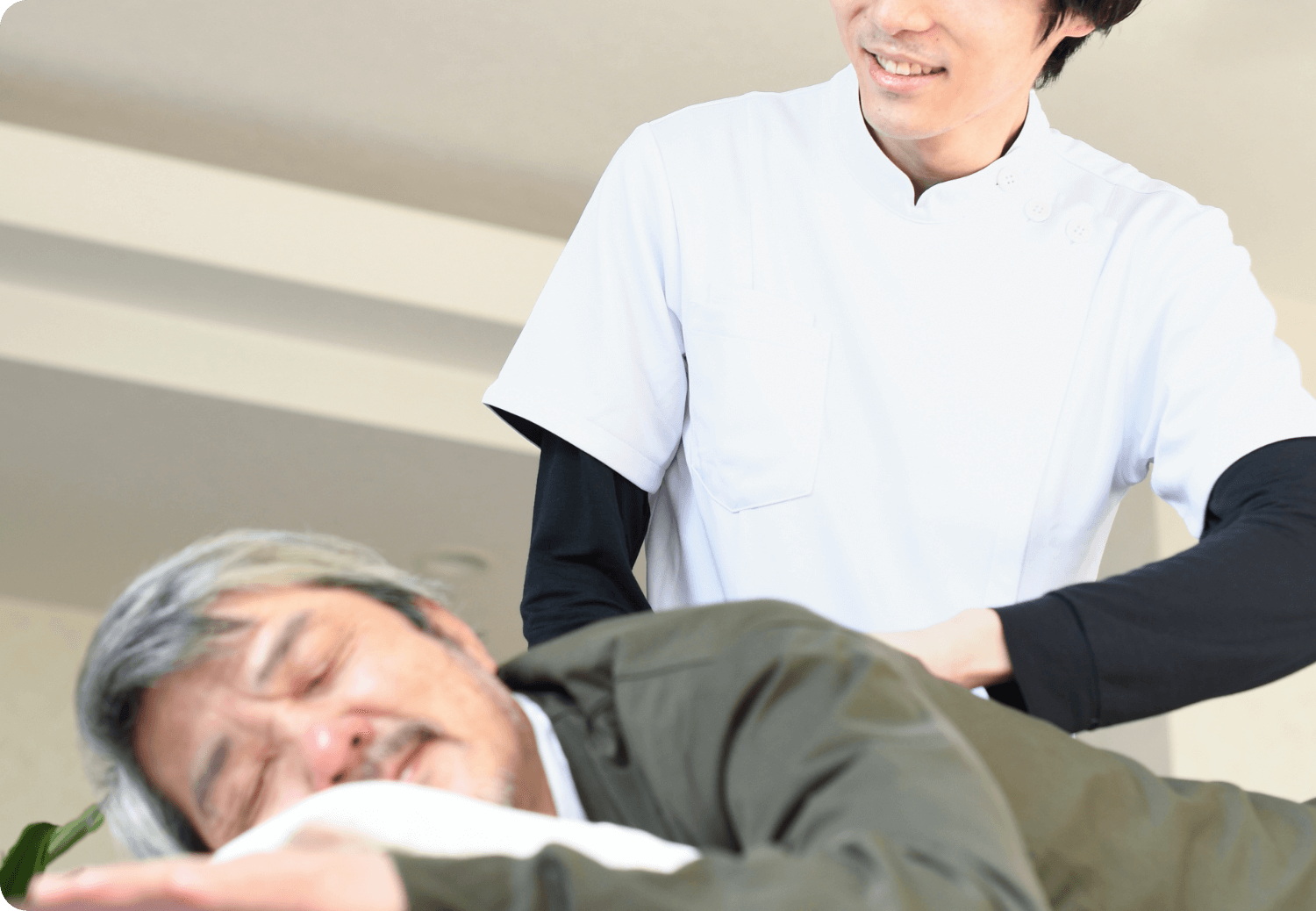 室内で整体やマッサージの施術が行われている様子。