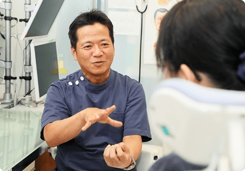 長年の施術経験を持つ講師が、受講者に技術の意味とコツを丁寧に説明している。