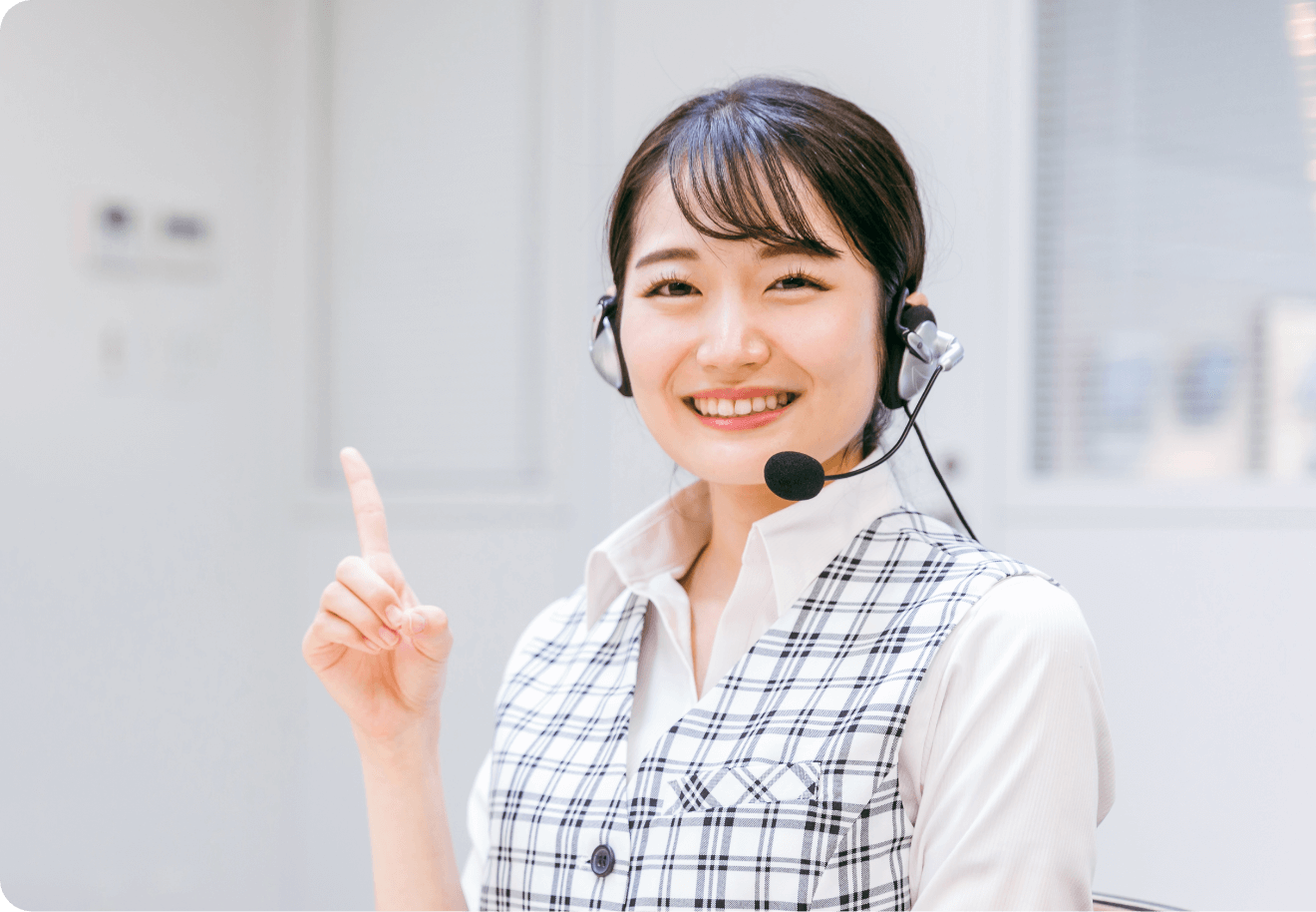 受付スタッフが笑顔で対応している様子